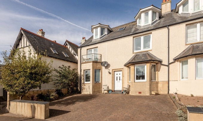 Pittenweem Cottage | Ideal 5-Bedroom Retreat Near Harbour and Beach, Rated 10/10