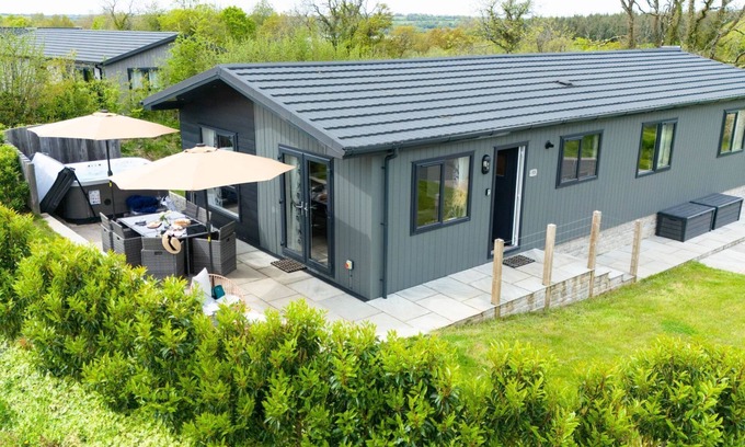 Lifton House | Scenic Lodge with Hot Tub Near Roadford Lake - 10/10 Rated