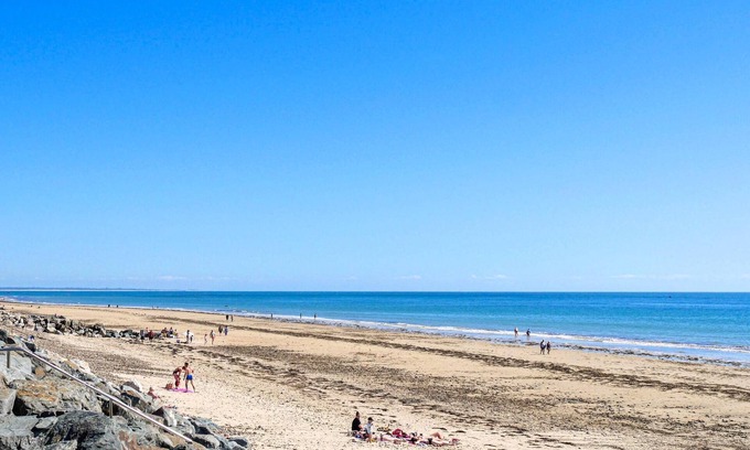 Gouville-sur-Mer House | Bright Cottage Near the Beach with Family-Friendly Amenities