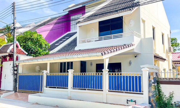 South Pattaya Villa | Convenient Retreat Near Walking Street and Beach Access