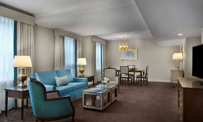 Central West End Hotel | Steps from World Chess Hall of Fame! Pool & Pet-Friendly Stay