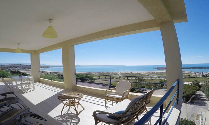 Porto Palo Apartment | Beachfront Villa Apartment with Ocean View Near Porto Palo