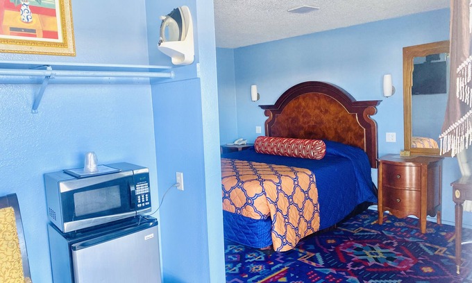 Sunrise Manor Hotel | Cozy A Fisher's Inn Motel with Breakfast & Kitchen Amenities