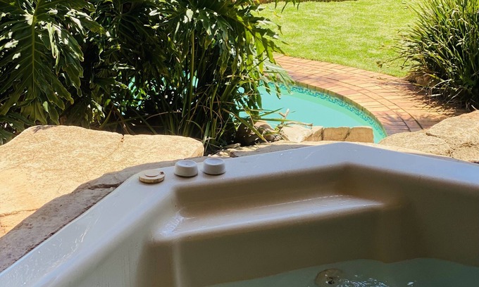 Glenvista House | Ideal Family Stay: Two Bedroom Unit with Spa & Kitchen