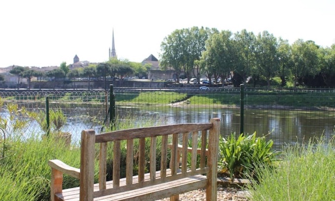 Port-Sainte-Foy-et-Ponchapt House | River Dordogne Retreat: Top-Rated Spa & Family-Friendly Stay