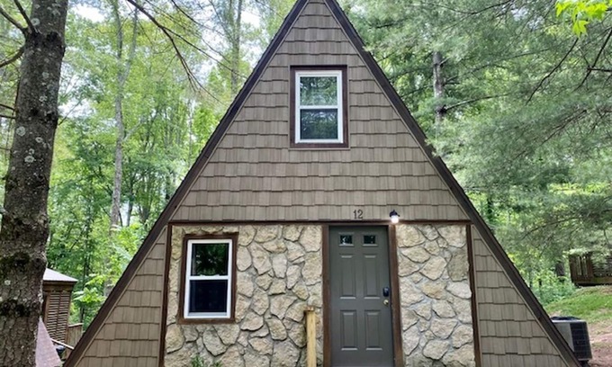 Logan Cabin | Pet-Friendly A-Frame #12 with Pool & Spa in Hocking Hills