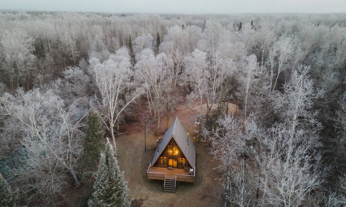 Emily Cabin | Riverside Retreat with Pet-Friendly Amenities and Breakfast