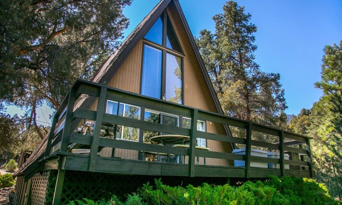 Pine Mountain Club Cabin | Pet-Friendly A-Frame Bliss with Pool & Kitchen Amenities