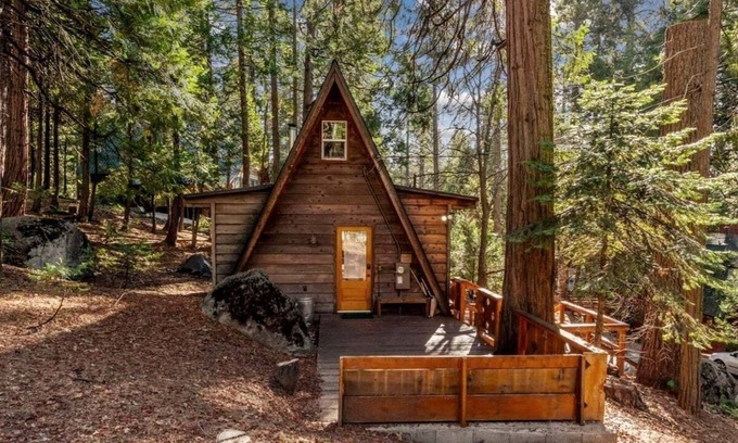 West Village Cabin | Inviting A-Frame Escape: Unique Stay with Kitchen & Breakfast