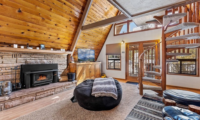 Munds Park Cabin | Pet-Friendly Getaway with EV Charger & Pine Tree Views