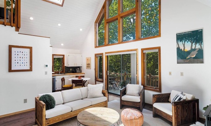 East Stroudsburg Ski Chalet | Explore The Black Forest Chalet: Hot Tub & Hiking Awaits