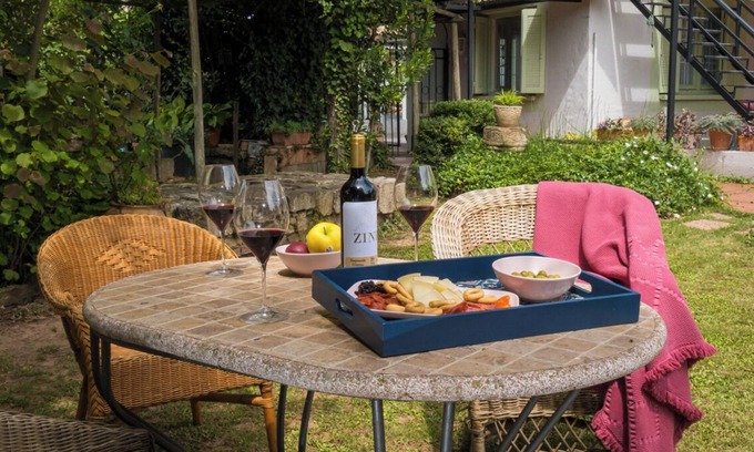 Urunuela House | Idyllic Garden Retreat Amidst La Rioja Vineyards