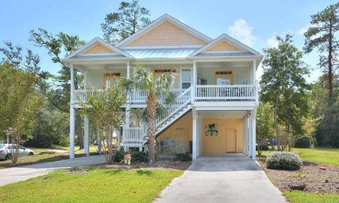 Tranquil Harbour House | Heavenly Retreat: Family-Friendly Stay with 8/10 Rating