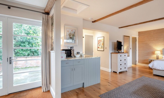 Chelmondiston Cottage | Charming Countryside Barn Conversion with On-Site Dining