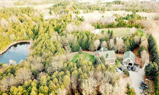 York Regional Municipality House | Victorian Farm Stay with Spa and Hot Tub - Rated 9.8/10