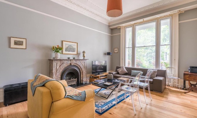 Redcliffe Apartment | Charming Chelsea Home by The Thames - Child Friendly Retreat