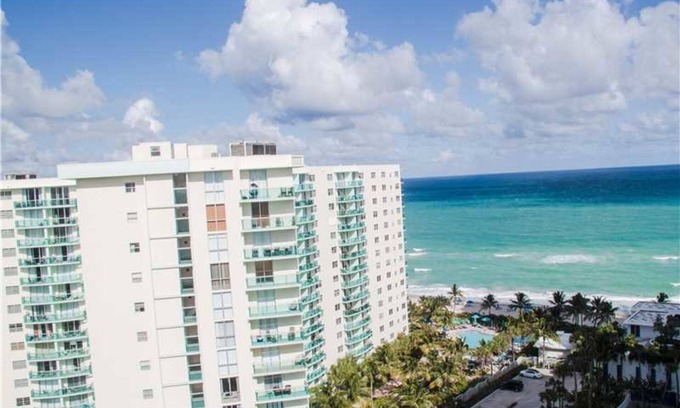 Hollywood South Central Beach Condo | Oceanview 2 Bedroom Condo at Hollywood Beach – Rated 10/10