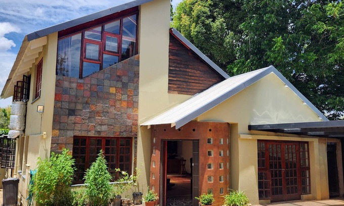 Greater Johannesburg Metropolitan Area House | Relaxing Retreat in Parktown North with Spa and Pool