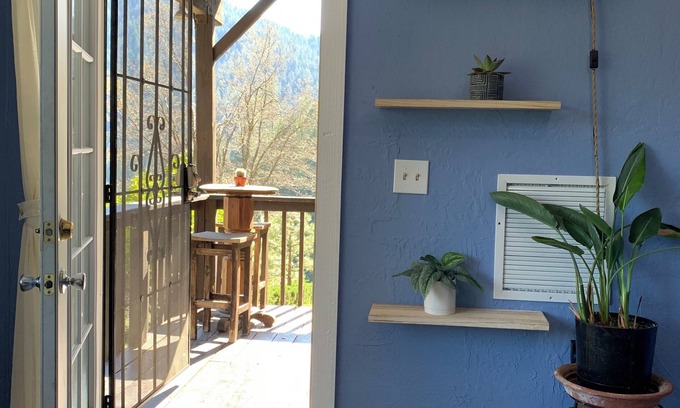 Downieville Apartment | A guesthouse with panoramic mountain and river views with private bathroom