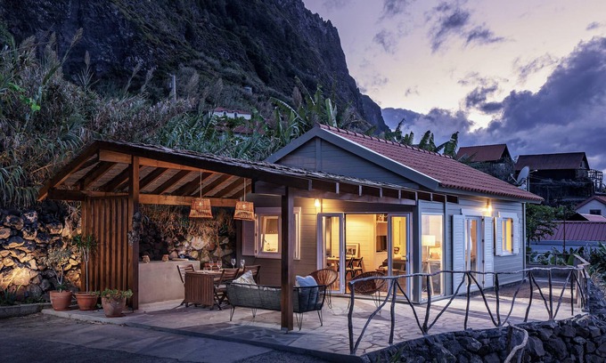 Sao Jorge Cottage | Serene Oceanfront Retreat at Casa da Rocha de Baixo
