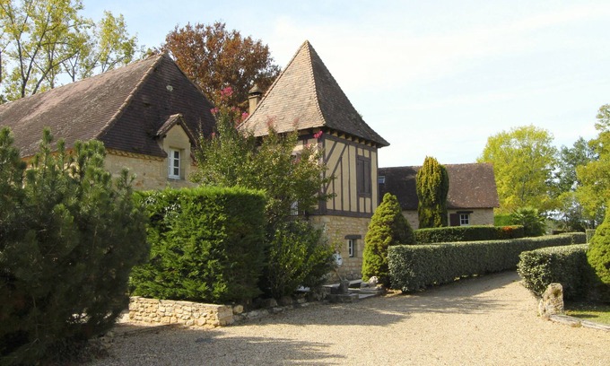 Fleurac Cottage | Tranquil Retreat in Perigord with Pool & Family Amenities