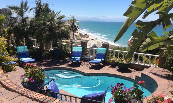 Redhill Apartment | Experience A Heavenly View with Oceanfront Amenities