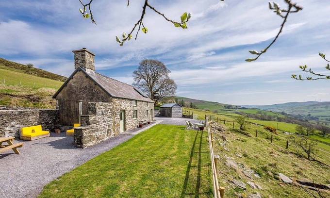 Cwmtirmynach Cottage | Discover a Hidden Gem at Pengwern in the Mountains