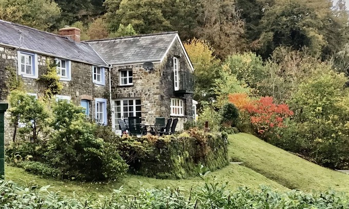 Llandeilo House | Discover a Hidden Gem in the Talley Hills of Llandeilo