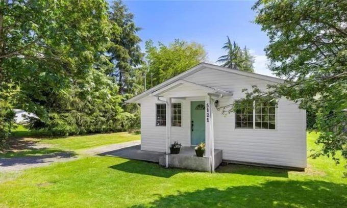 Port Alberni House | A Hidden Gem w/ Mountain Views & Private Garden!