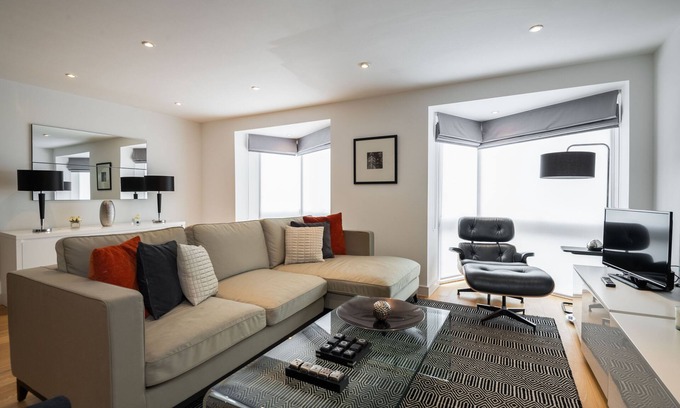 Queen's Park House | Stylish Queen’s Park Retreat with Spa and Breakfast Included
