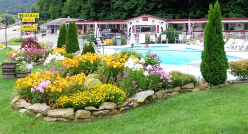 Maggie Valley Hotel | Family-Friendly A Holiday Motel with Pool in Maggie Valley