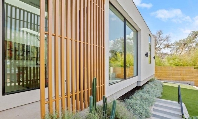 Galindo House | Explore Modern Elegance: 2x2 Home Near Downtown Austin