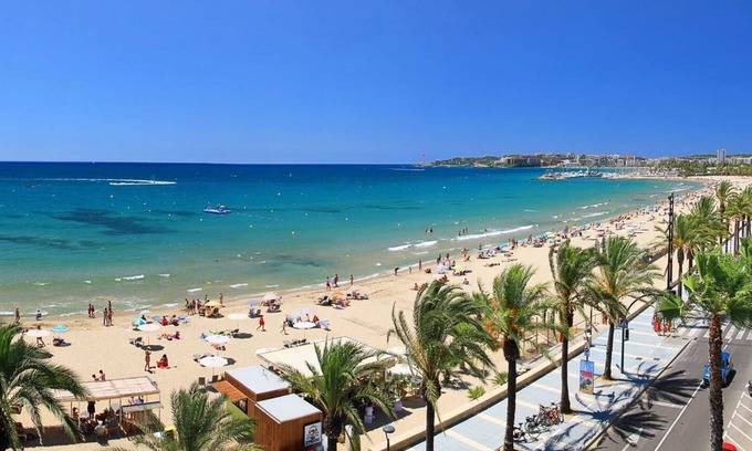 Tarragona House | Ideal Oceanfront Retreat in Tarragona with Spa Amenities