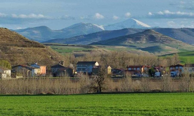 Herramelluri House | Idyllic Retreat with Garden Views in La Rioja