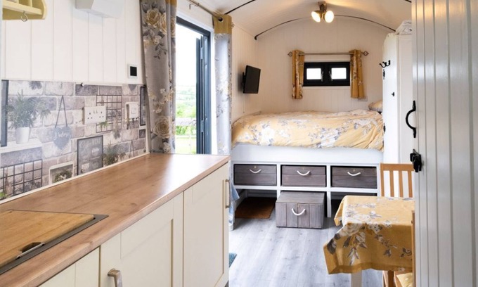 St Wenn Cabin | Relaxing Hut with Ocean View and Inviting Hot Tub
