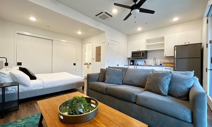 East Cesar Chavez Apartment | A'kasa Studio: Steps from Lake & Vibrant Downtown Scene