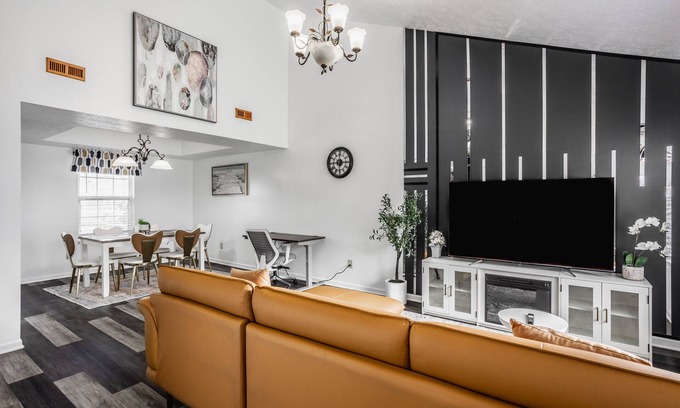 Indianapolis House | Family-Friendly Fun House with King Size Bed & Breakfast