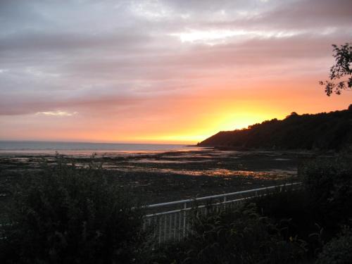 Saint-Jean-le-Thomas Bed & Breakfast | Discover A l'abri des vents: Pet & Child Friendly Stay