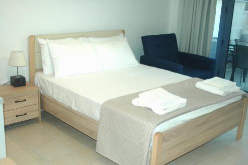 Apolpaina Apartment | Exceptional A L' AISE STUDIOS: Child-Friendly Comfort