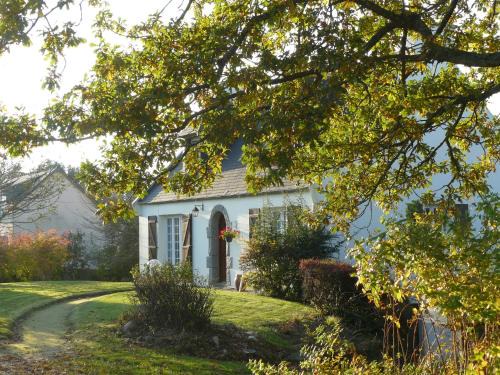 Ergue-Gaberic House | Relax at A l'Ombre des Pommiers with Oceanfront Dining
