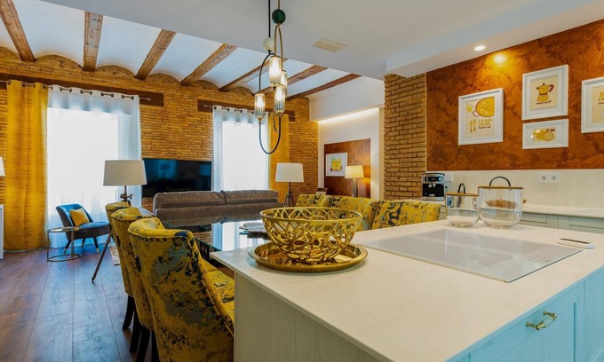 La Seu Apartment | Discover A la luna de Valencia: 2BR, Spa & Family-Friendly