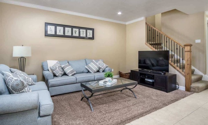 Bonneville House | Inviting A La Mode 4-Bedroom Retreat in Orem