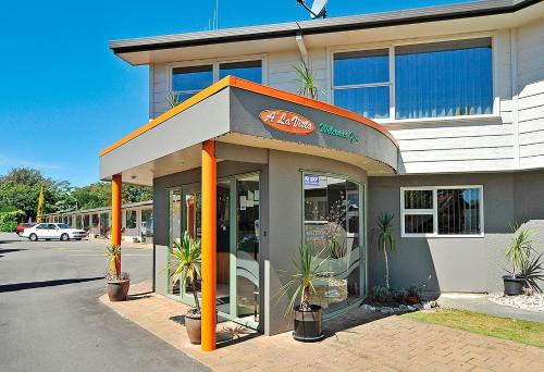 Palmerston North Hotel | Cozy A'La Vista Motel with Pool and Ocean Views