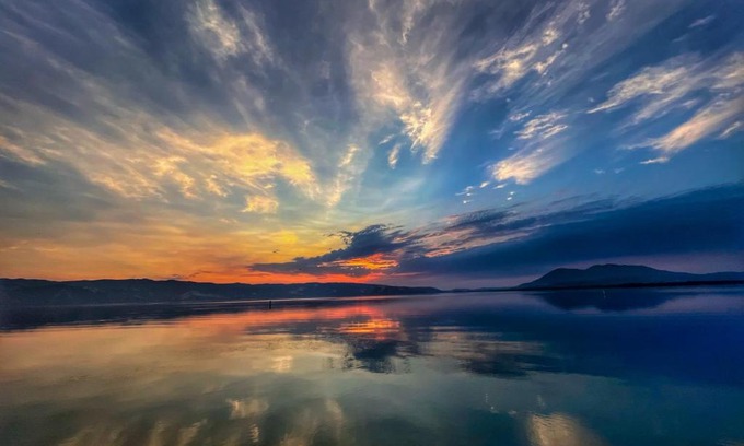 Clearlake Park House | Discover the Enchantment of a Lake and Mountain Escape