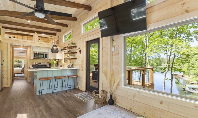 Oconee County Cabin | Lakefront Tiny Cabin with Dock, Kayaks & 10/10 Rating