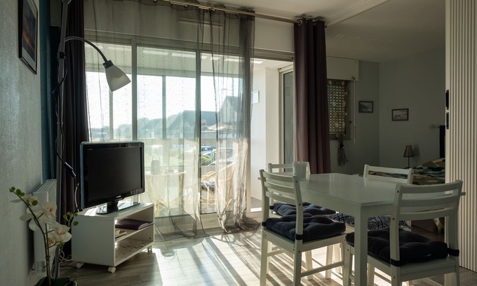 Bernieres-sur-Mer Apartment | Bright F2 Apartment with Ocean View Near the Landing Beach