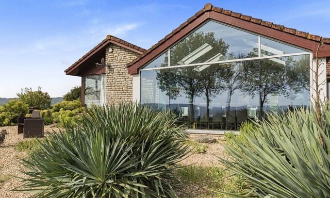 Compton Martin Cottage | Ideal Retreat with Hot Tub & Breathtaking Lake Views