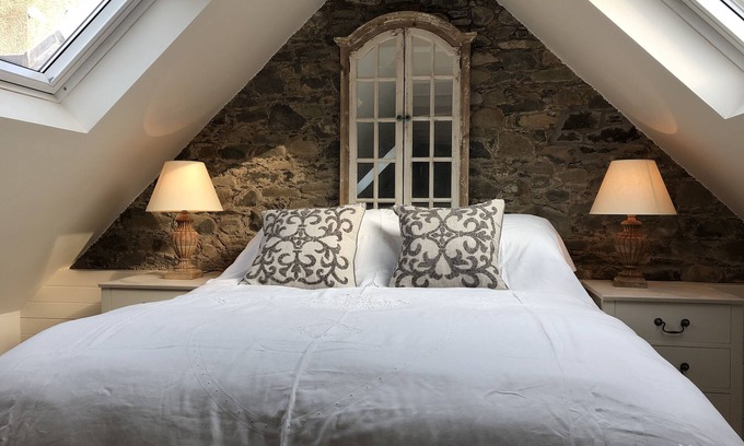 Kirkton Manor Cottage | Bright Studio Retreat with Balcony & Top-Rated Amenities