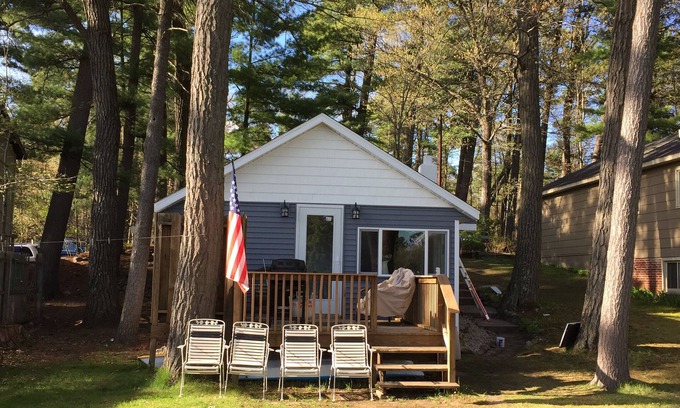 King Cottage | Pet-Friendly Lake View Retreat on Waupaca Chain O'Lakes