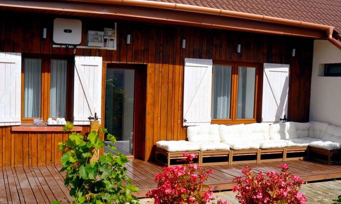 Kecskemet House | Discover A Lizbett Cottage: Historic Charm & Family-Friendly